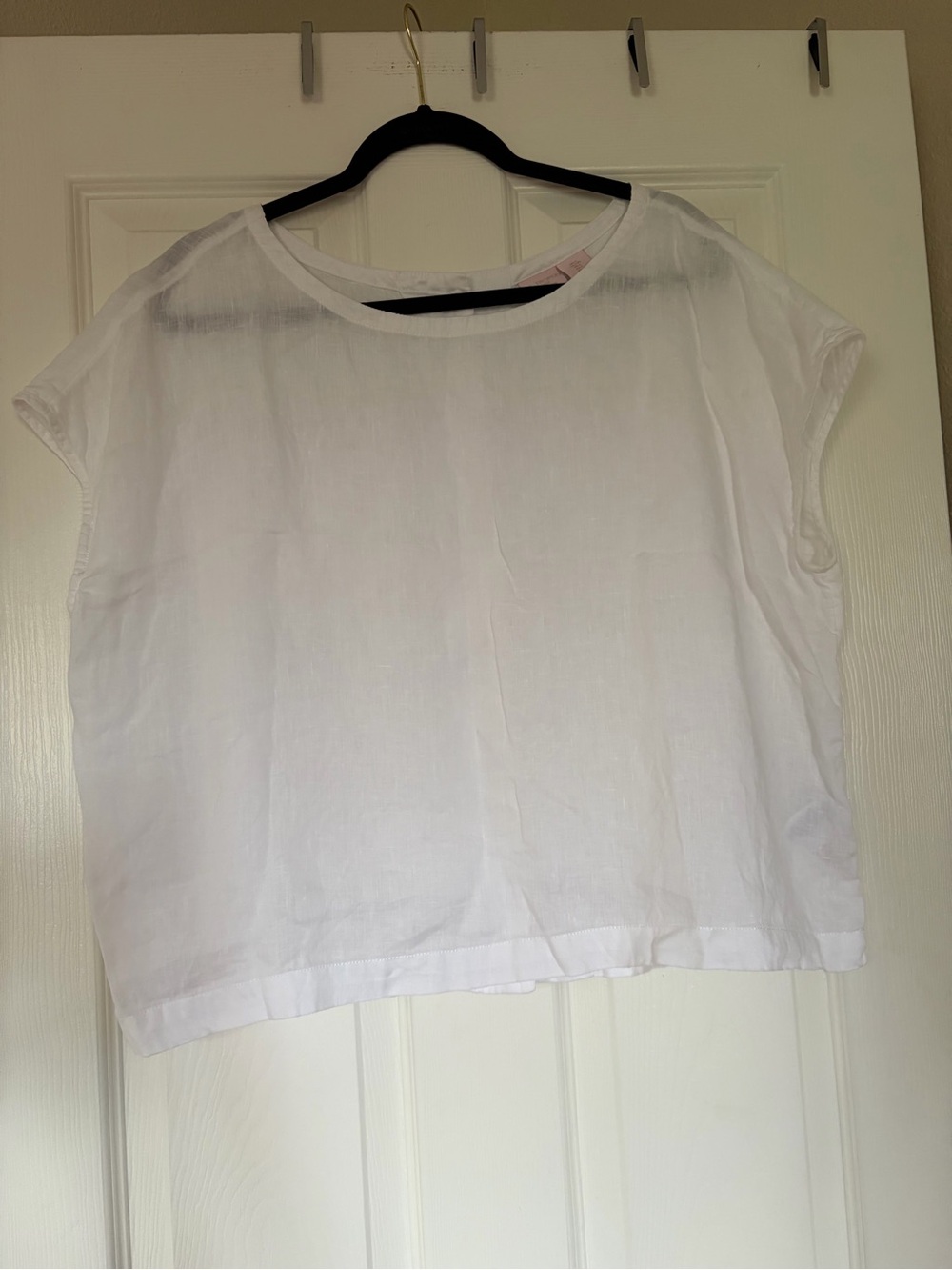 St.Tropez West 100% Linen oversized cropped blouse with buttons down back.